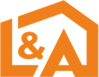 Logotyp för L&A Fantastic i orange, med stiliserade bokstäver 'L & A' inramade av en husformad design. L&A Fantastic Renovering bygger och renoverar i Stockholm.