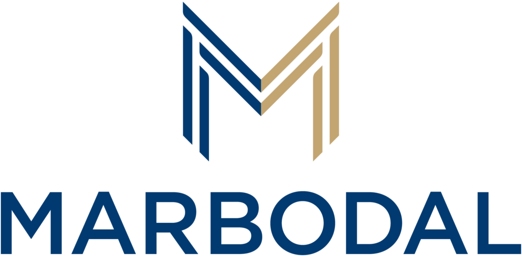 Logotyp för Marbodal. En blå och beige logotyp med en stiliserad bokstav "M" ovanför texten "Marbodal". En köksleverantör till L&A Fantastic Renovering.