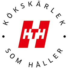 Logotyp för HTH. En röd och vit logotyp med bokstäverna "HTH" i mitten och texten "Kökskärlek som håller" runtom i en cirkel. En köksleverantör till L&A Fantastic Renovering.
